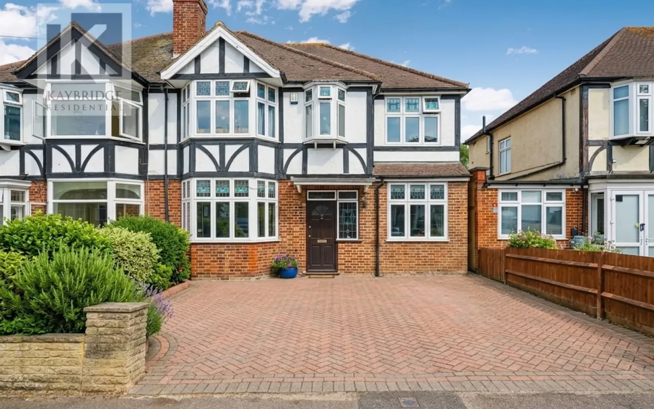 4 bed house for sale — Stoneleigh Avenue, Worcester Park, KT4