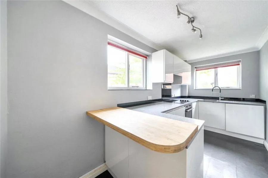 Whittaker Court, Woodfield, KT21, photo 2