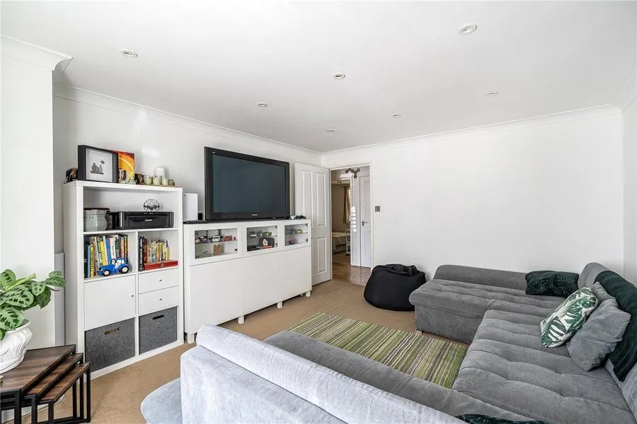 Hanger Court, Knaphill, GU21, photo 3