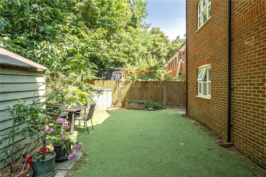 Hanger Court, Knaphill, GU21, photo 12
