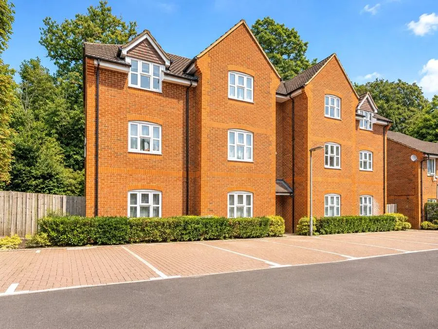 2 bed flat for sale, Hanger Court, Knaphill, GU21