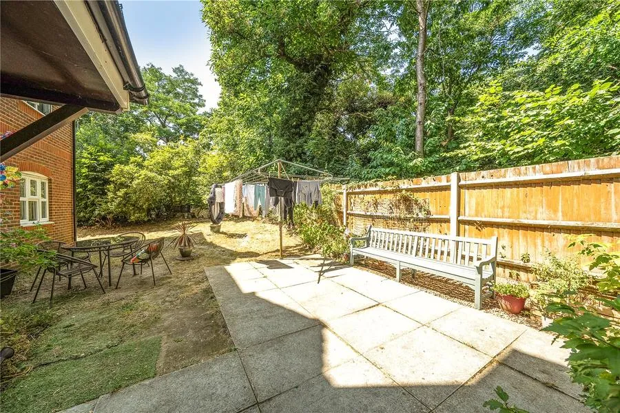 Hanger Court, Knaphill, GU21, photo 13