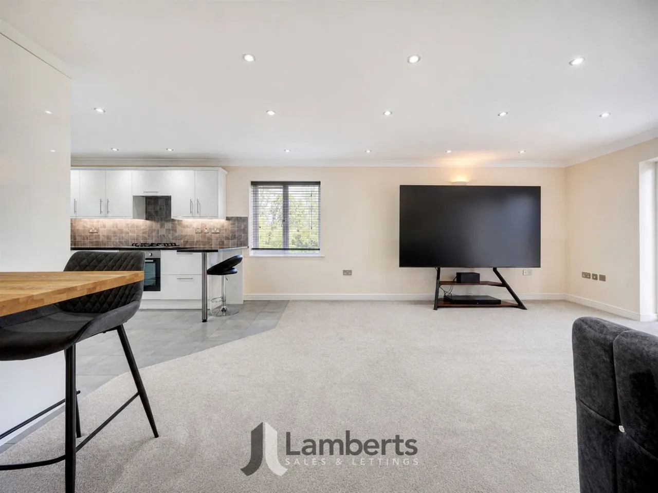 4 Brookes Close, Studley, photo 2