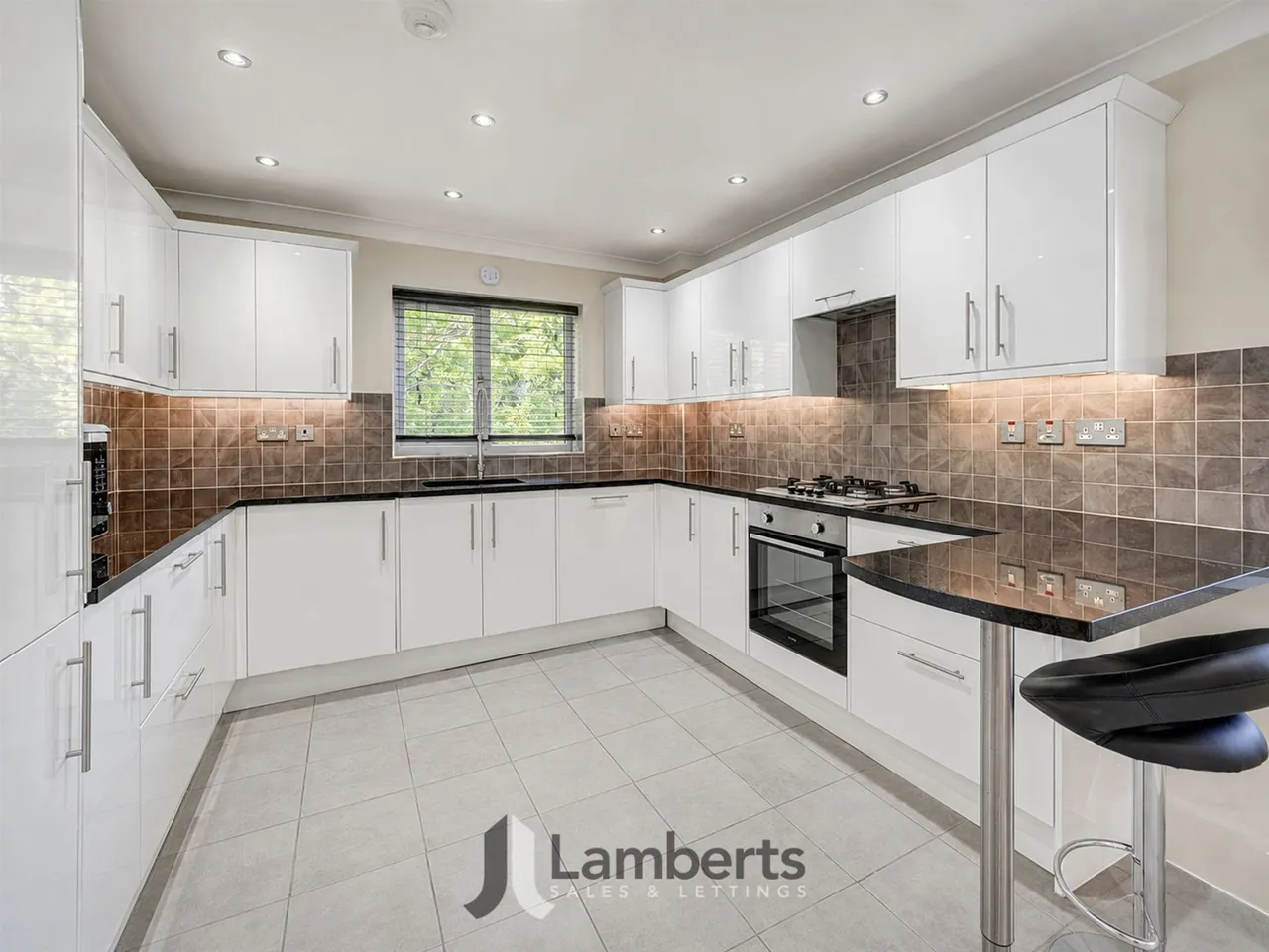 4 Brookes Close, Studley, photo 3