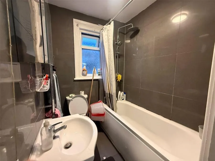 Wellington Street, Slough, SL1, photo 5