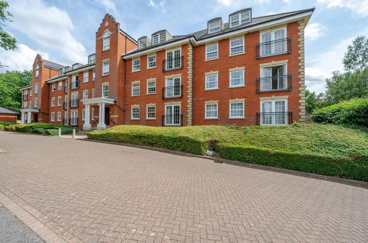 2 bed flat for sale, Montague Close, Wokingham, RG40