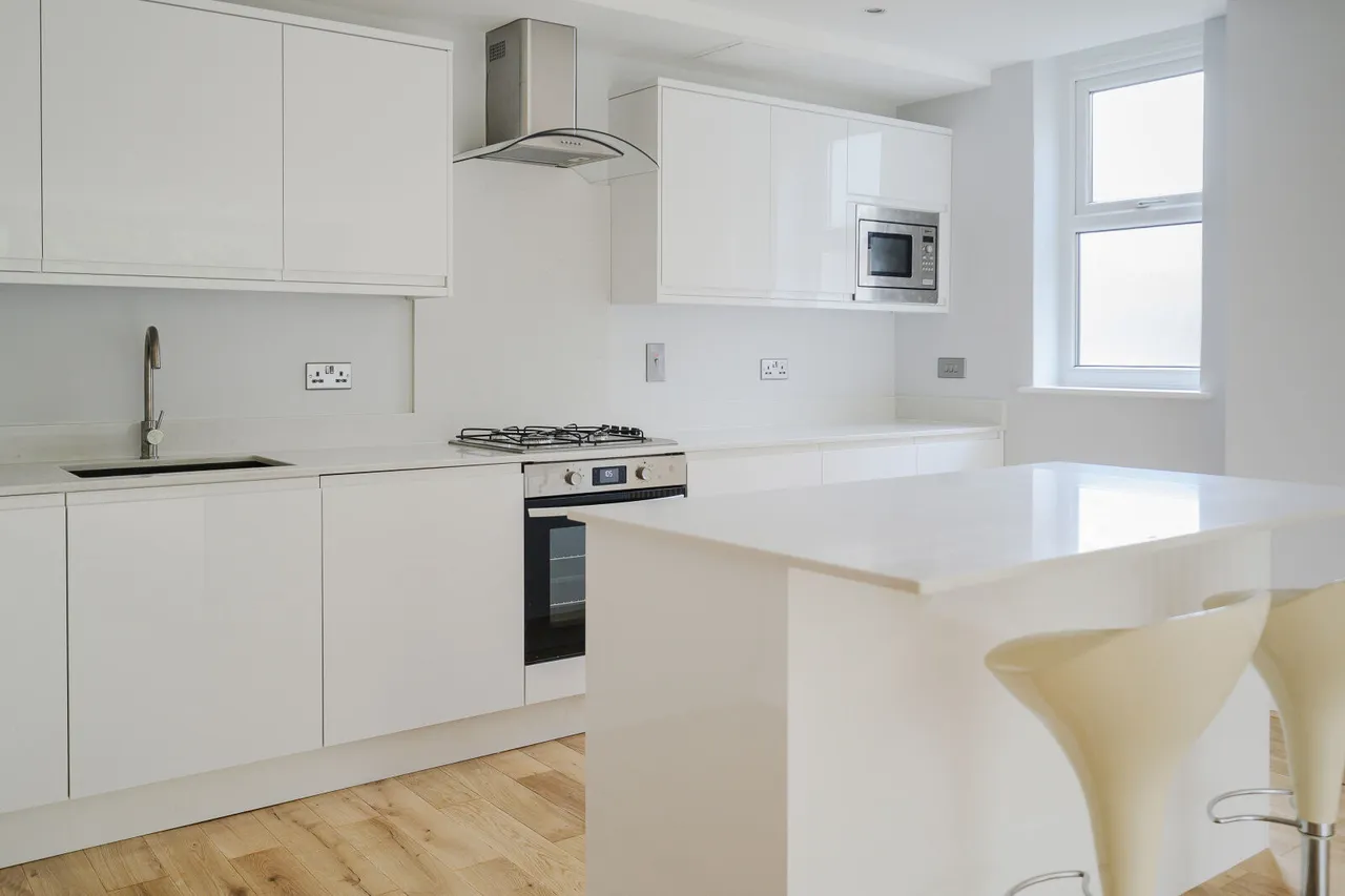 Queensmere Road, London, SW19, photo 2