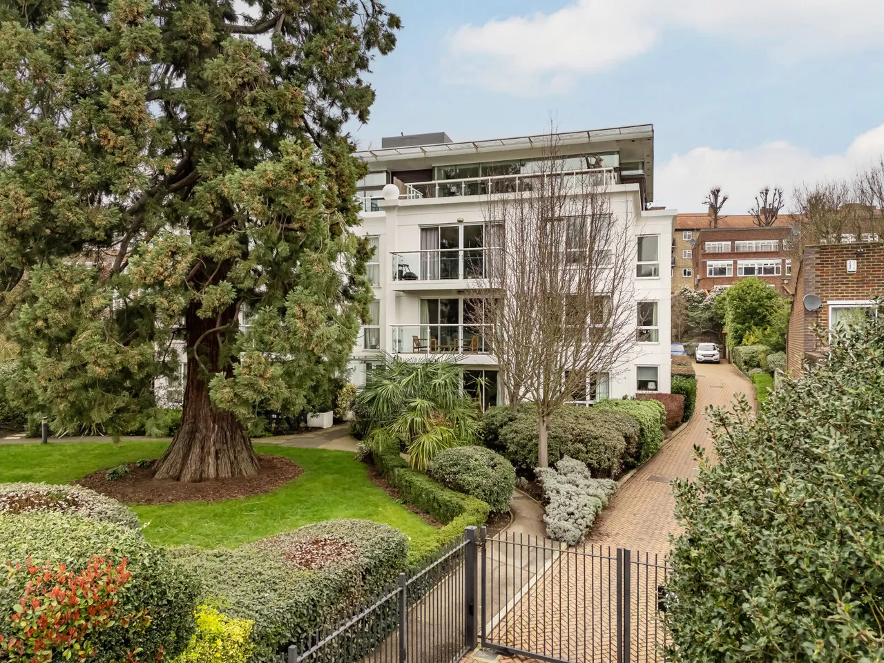 Queensmere Road, London, SW19, photo 3