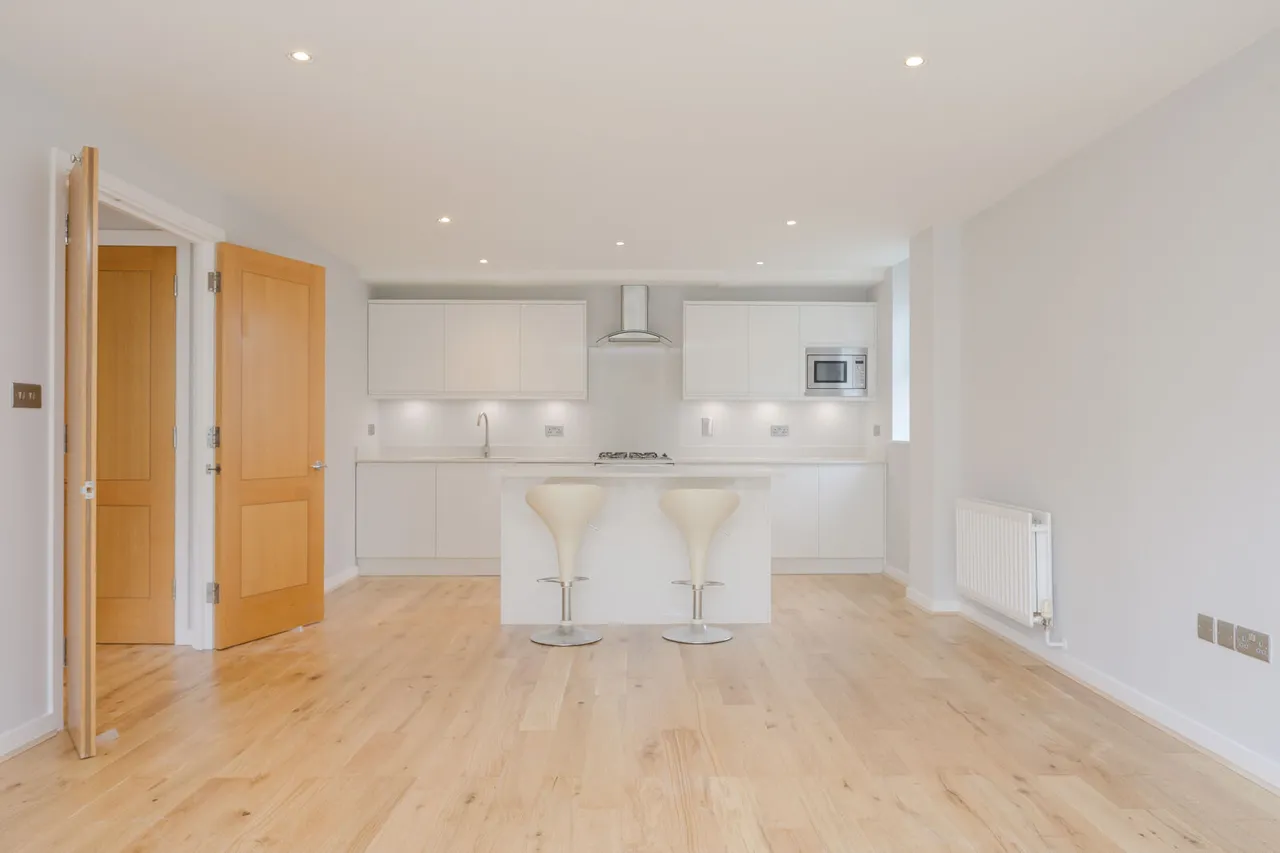 2 bed flat for sale, Queensmere Road, London, SW19