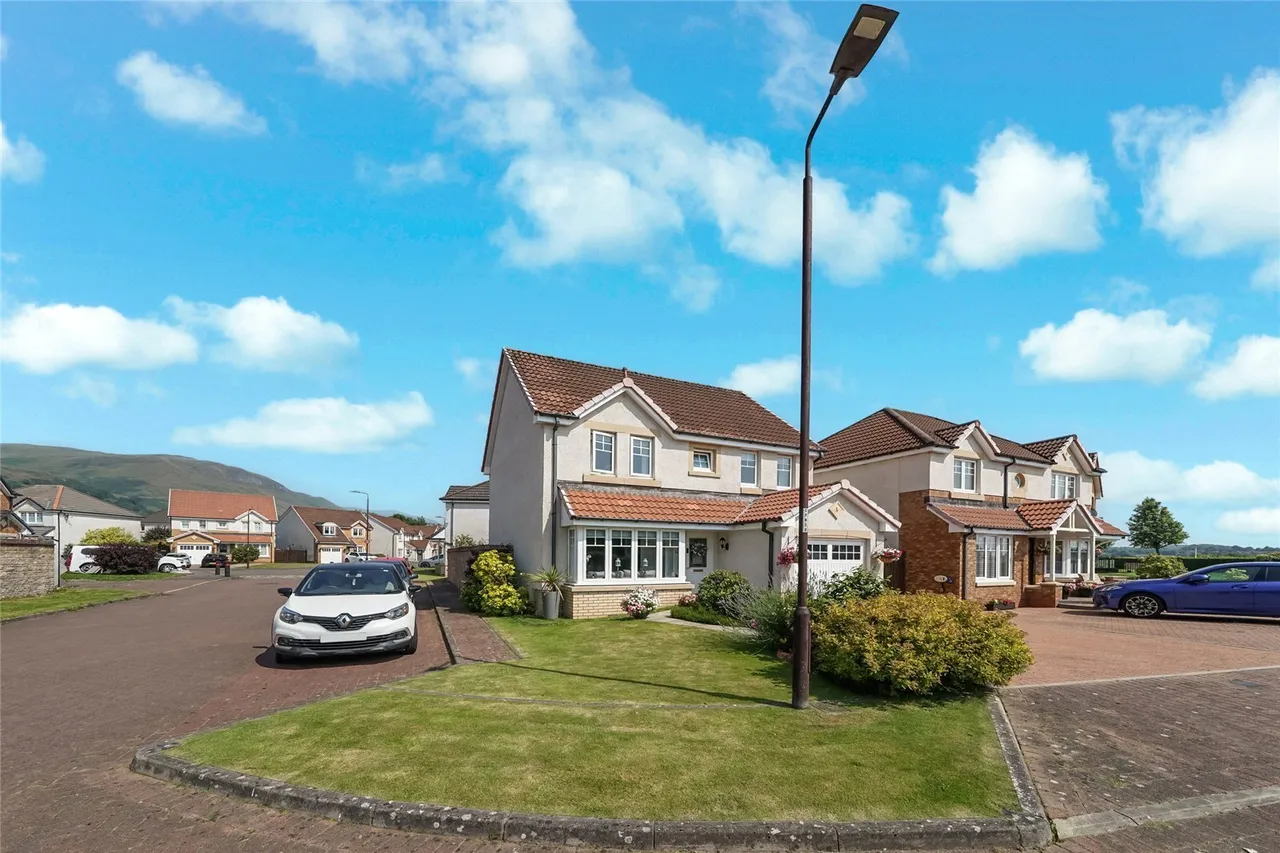 4 bed house for sale — Blackthorn Grove, Menstrie, Clackmannanshire, FK11