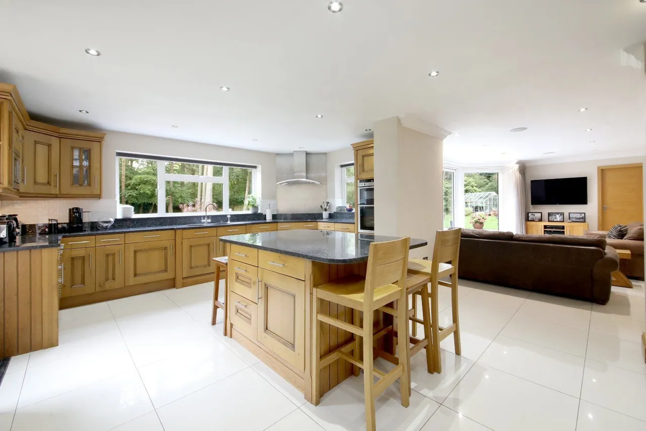 Stoke Common Road, Fulmer, Buckinghamshire, SL3 6HA, photo 6