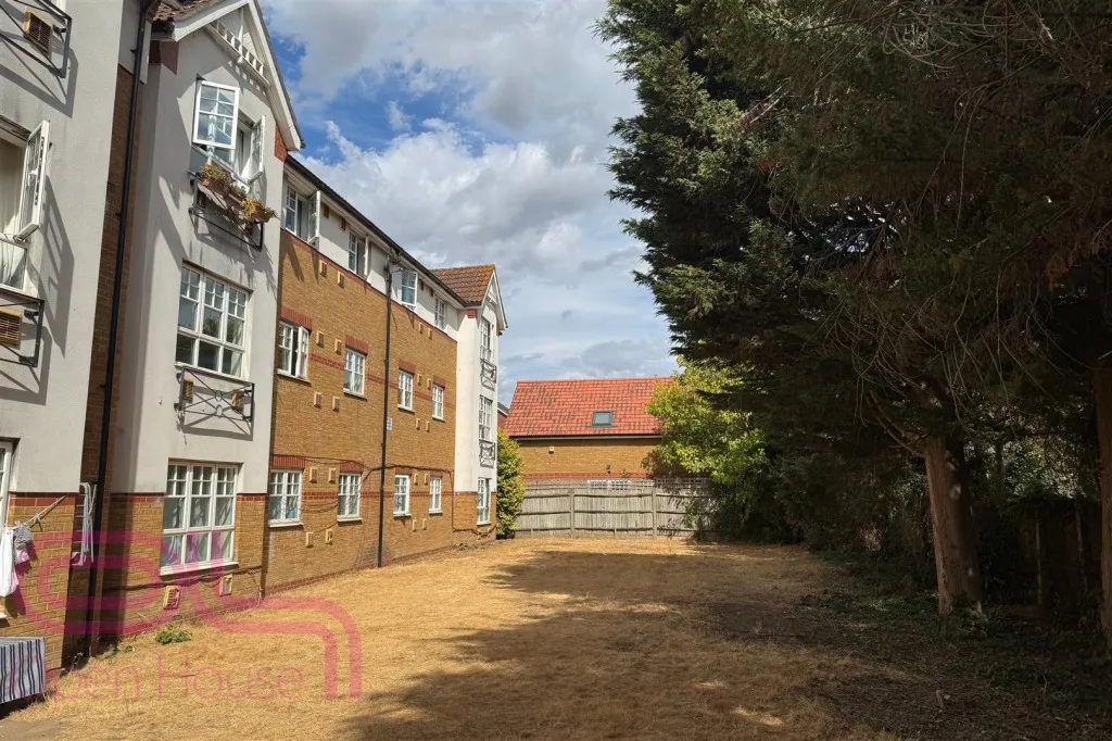 Newcombe Gardens, Hounslow, TW4, photo 7