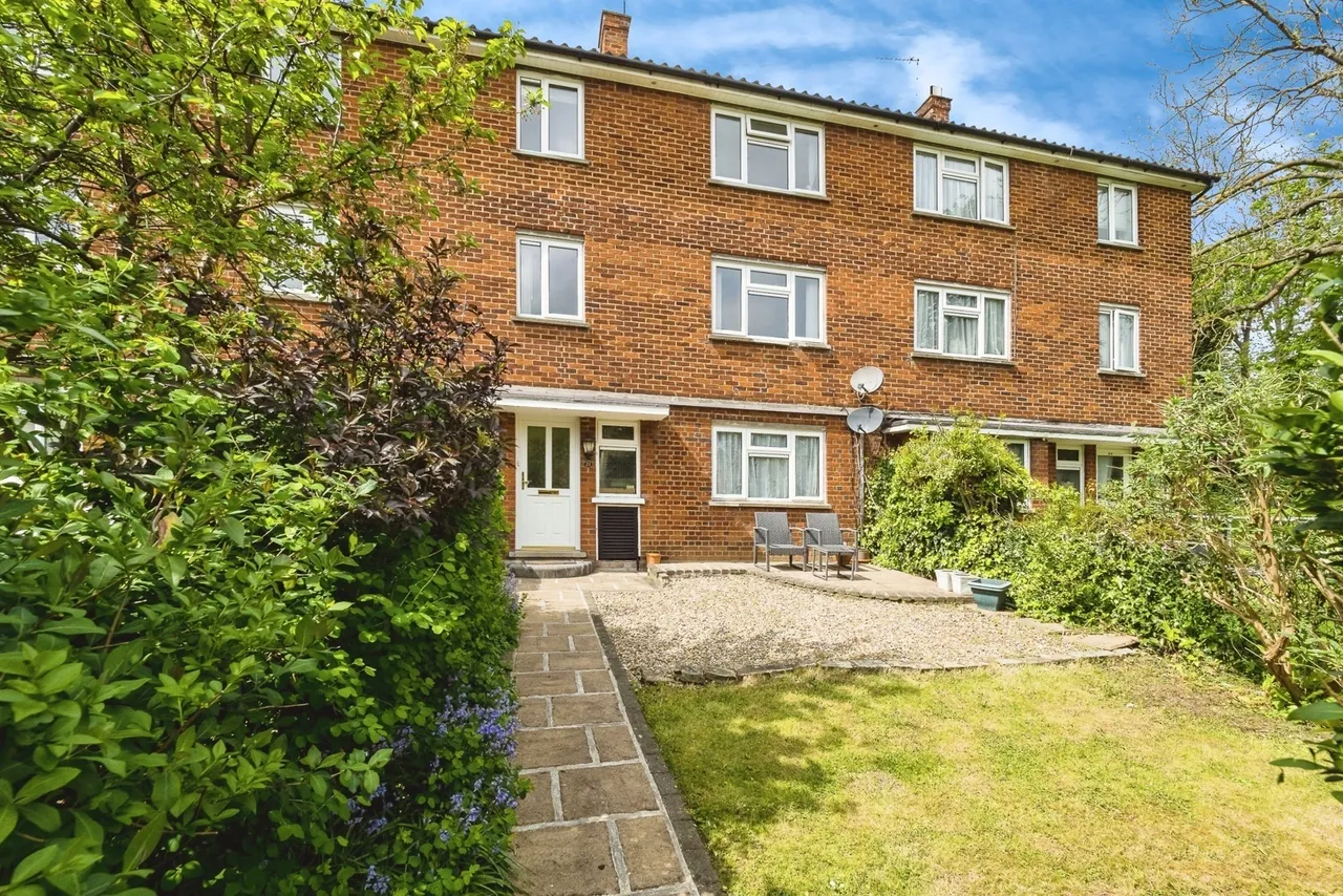 3 bed flat for sale — Croft Lodge Close, Woodford Green, IG8