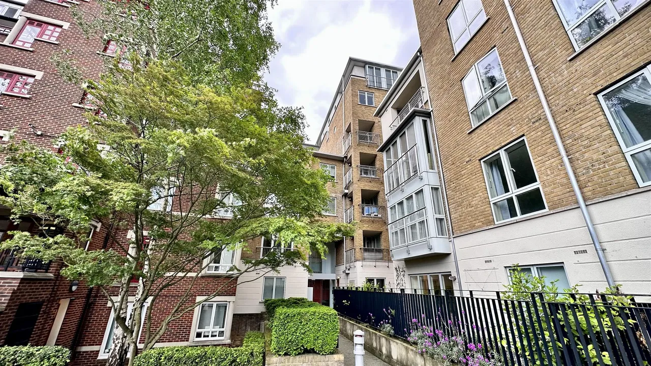 3 bed flat for sale — Willow Court, Admiral Walk, London, W9 3UB