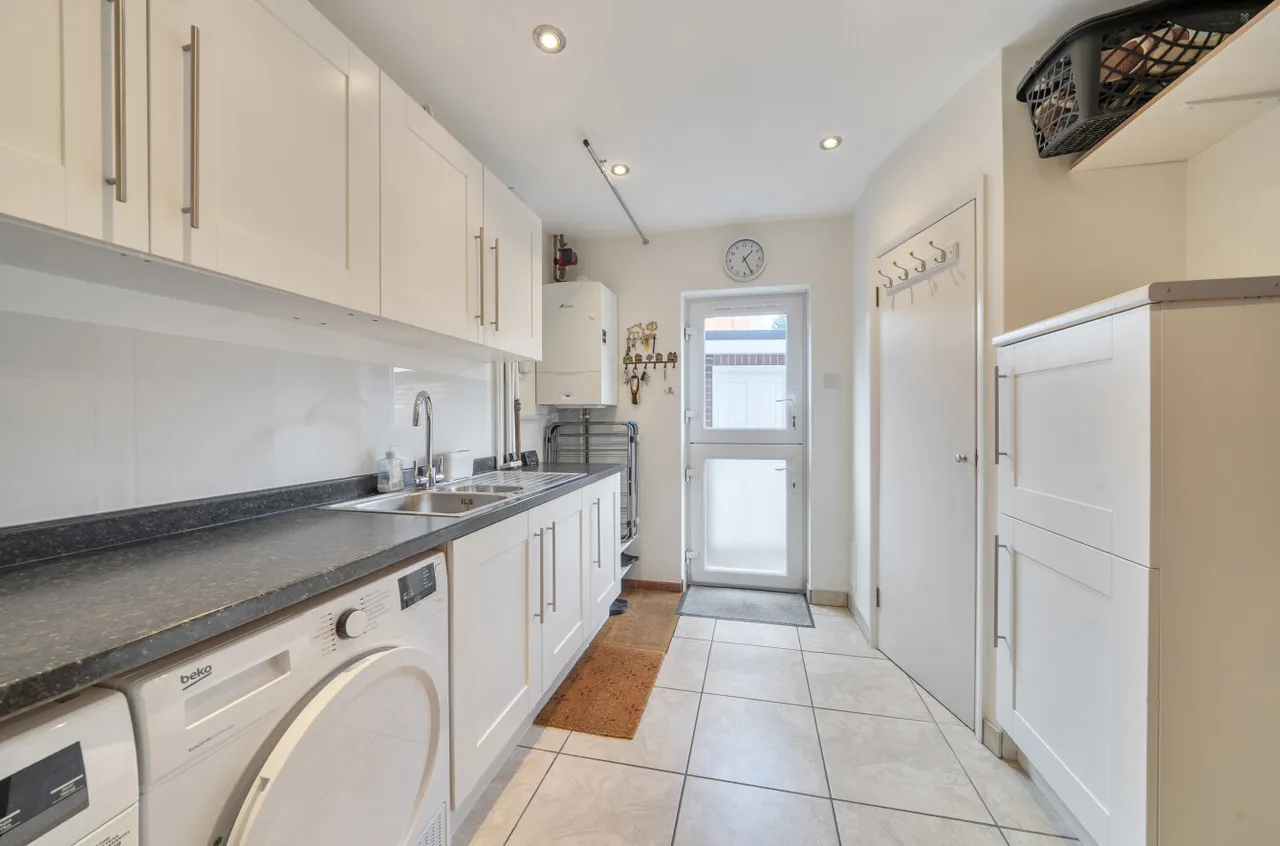 Carlyon Close, Farnborough, Hampshire, GU14 7BX, photo 8
