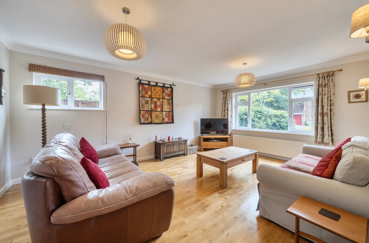 Carlyon Close, Farnborough, Hampshire, GU14 7BX, photo 5