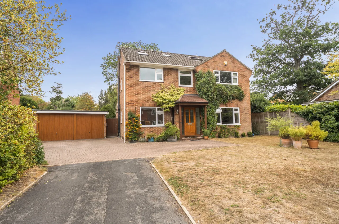 5 bed house for sale — Carlyon Close, Farnborough, Hampshire, GU14 7BX