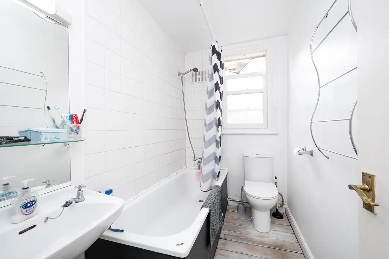 Flat 2, 239 Bow Common Lane, London, photo 5