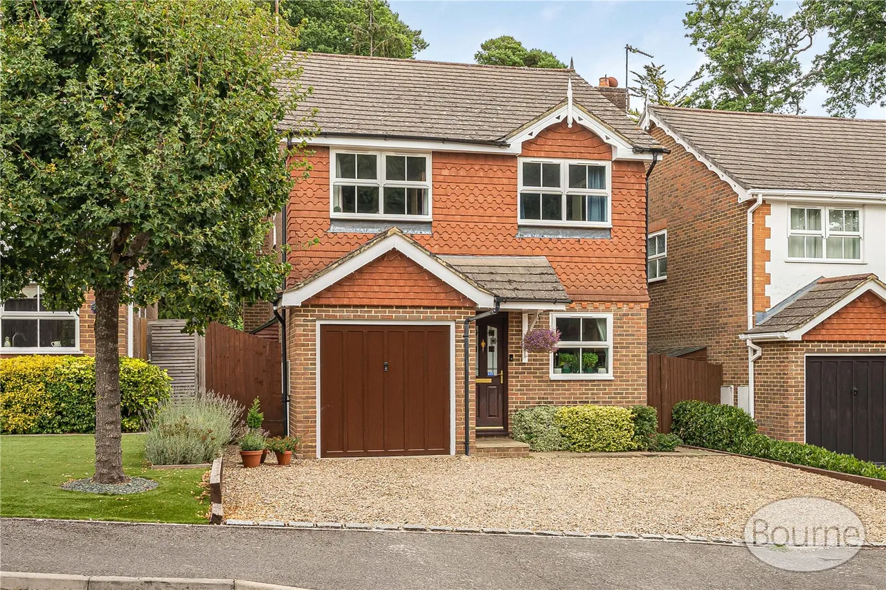 3 bed house for sale, New Coppice, St John's, GU21