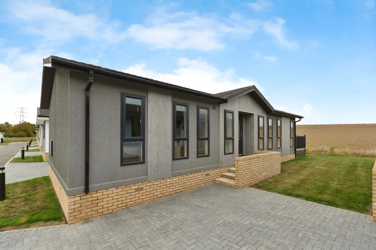 2 bed mobile home for sale — Waltons Hall Road, Stanford-le-Hope, Essex, SS17