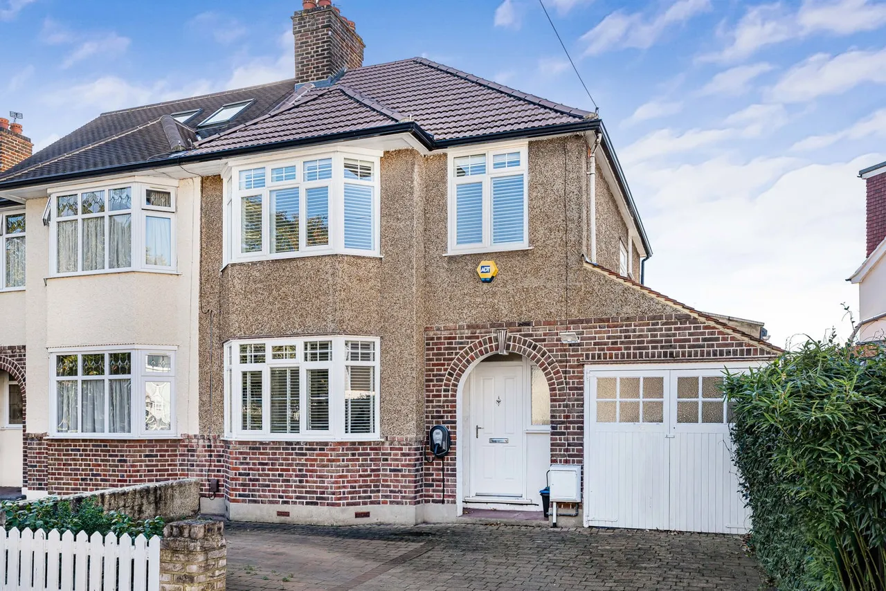 3 bed house for sale, Park Avenue, Whitton, TW3