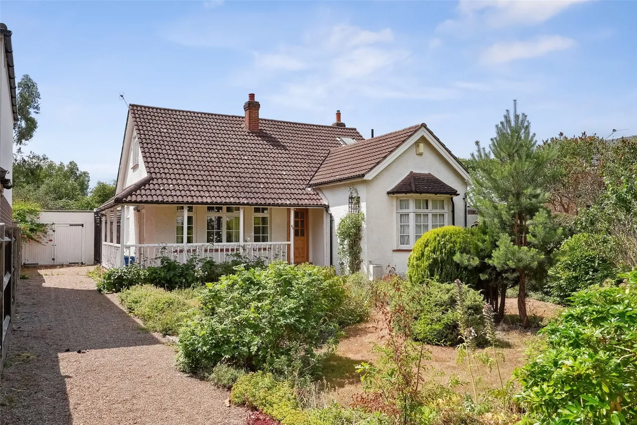 3 bed house for sale — Wensleydale Road, Hampton, TW12 2LP
