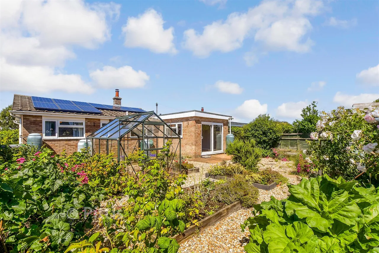 Redlake Road, Freshwater, PO40, photo 2