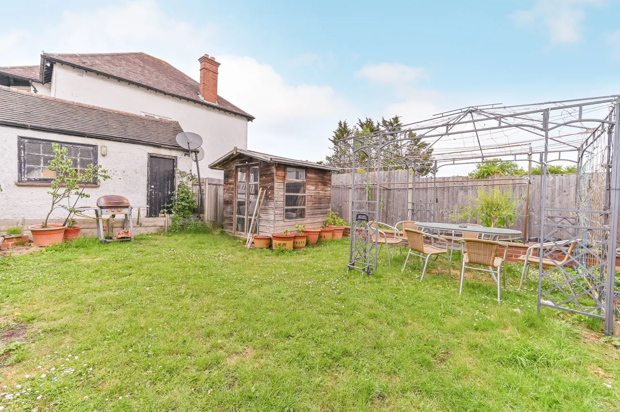 4 bed house for sale — 24 Pollards Hill South, London
