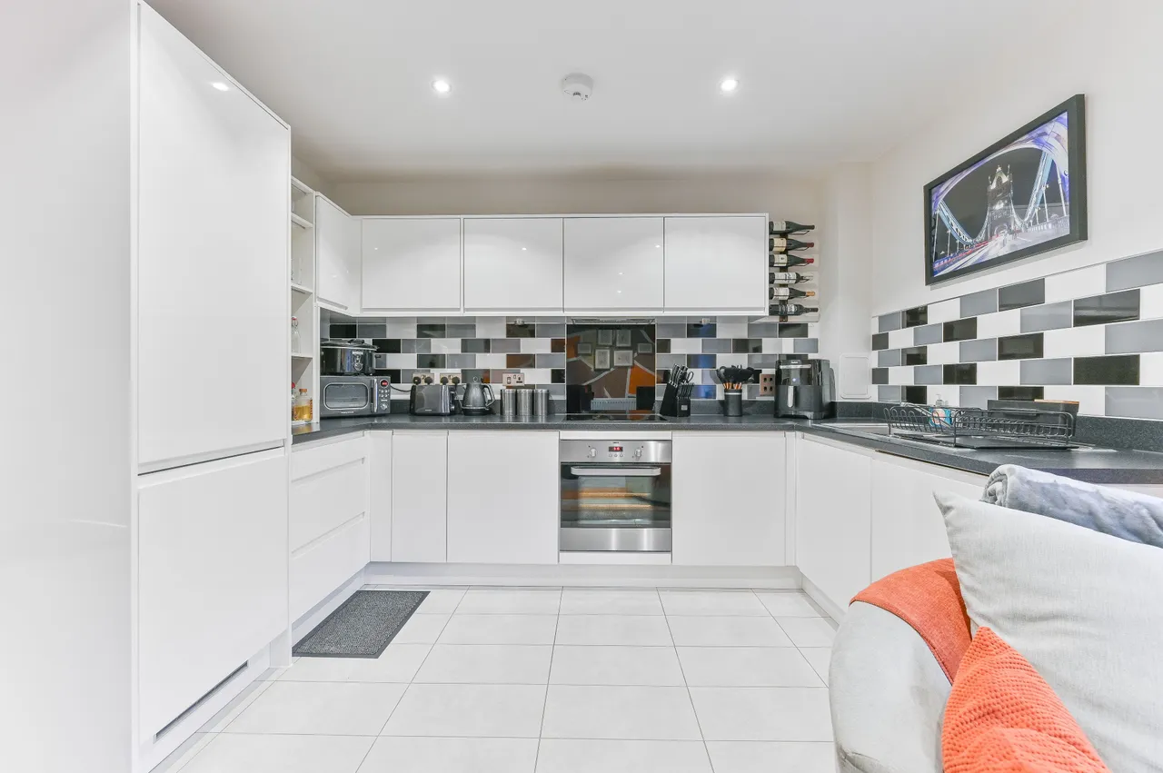 Flat 18, Lambourne House, Apple Yard, London, photo 9