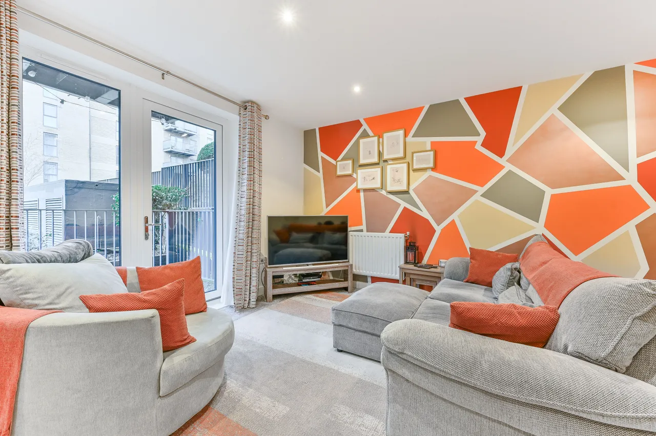 Flat 18, Lambourne House, Apple Yard, London, photo 7