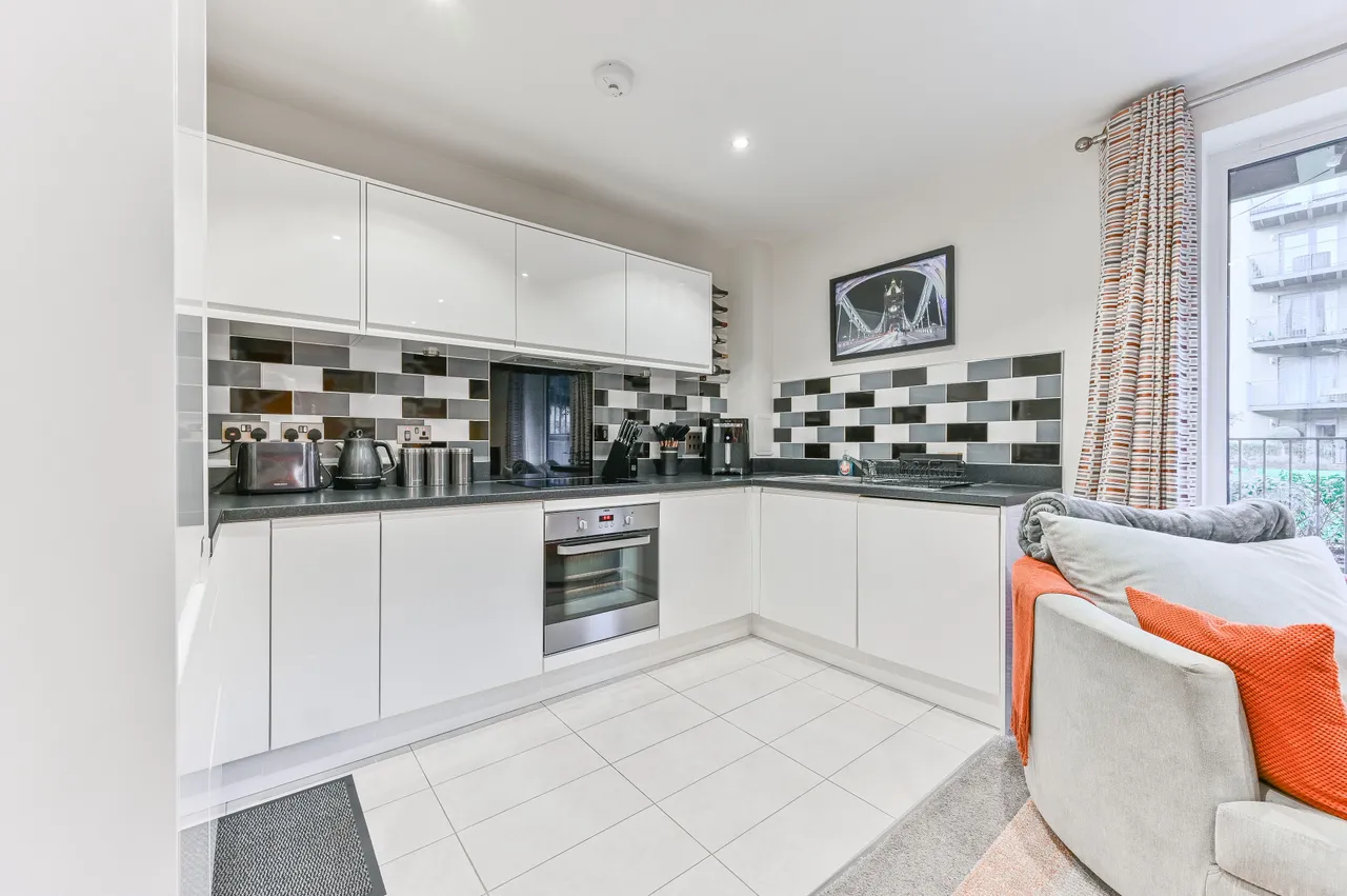 Flat 18, Lambourne House, Apple Yard, London, photo 8