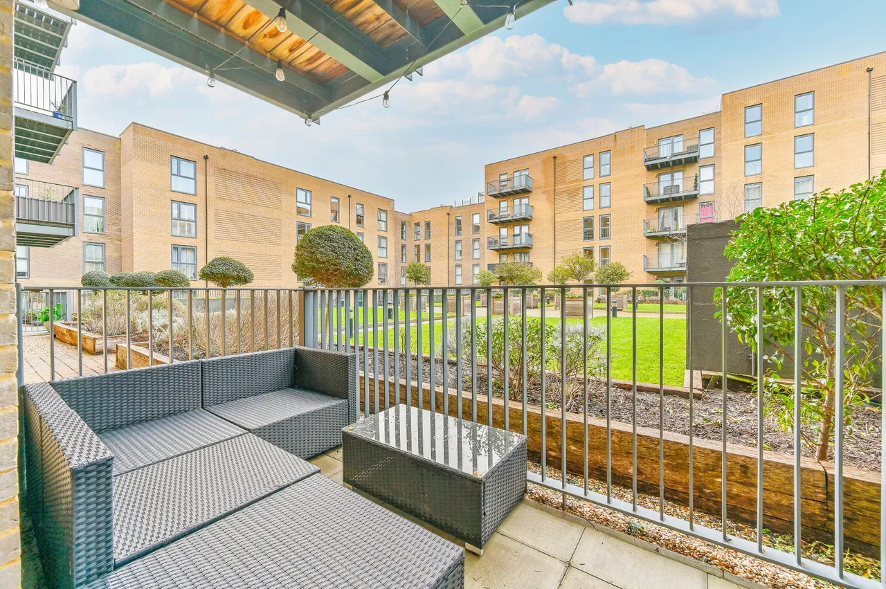 Flat 18, Lambourne House, Apple Yard, London, photo 3
