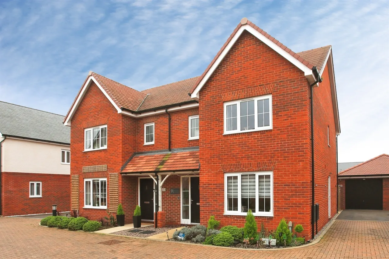 3 bed house for sale — Banbury Drive, Hampton Water, Peterborough
