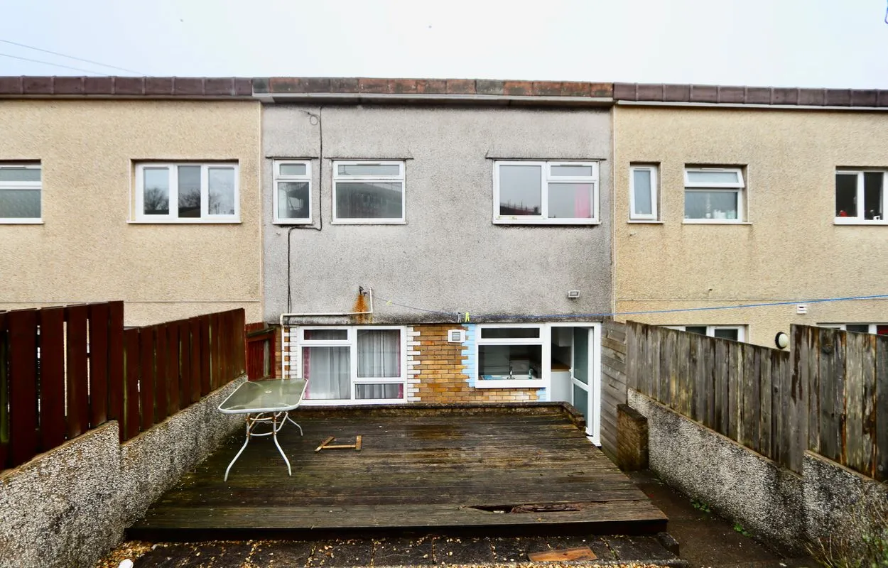 2 bed house for sale, Willow Court, Newbridge, NP11