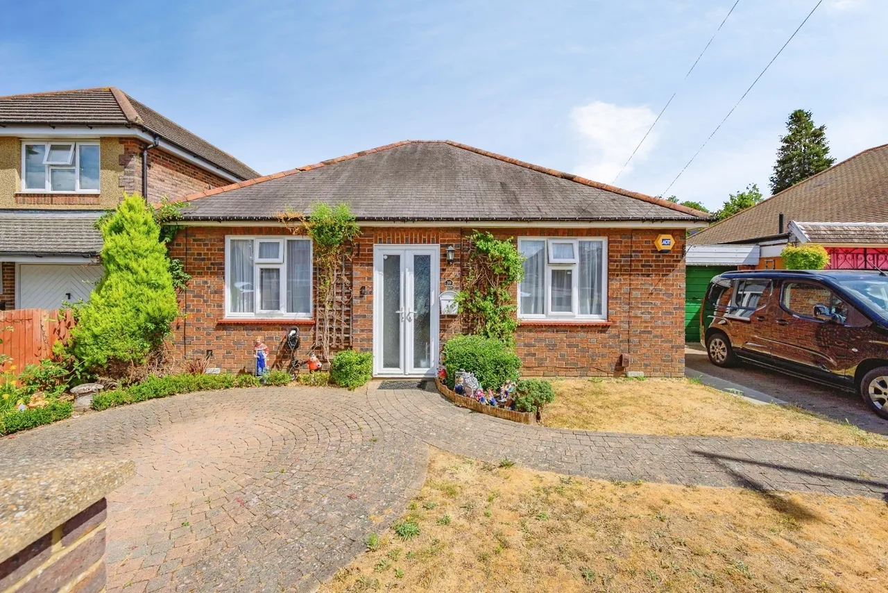 3 bed house for sale — The Avenue, Luton, Bedfordshire, LU4