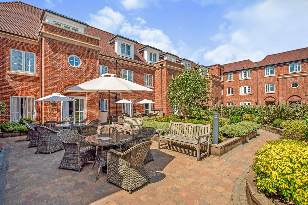 2 bed flat for sale, The Broadway, Amersham, HP7