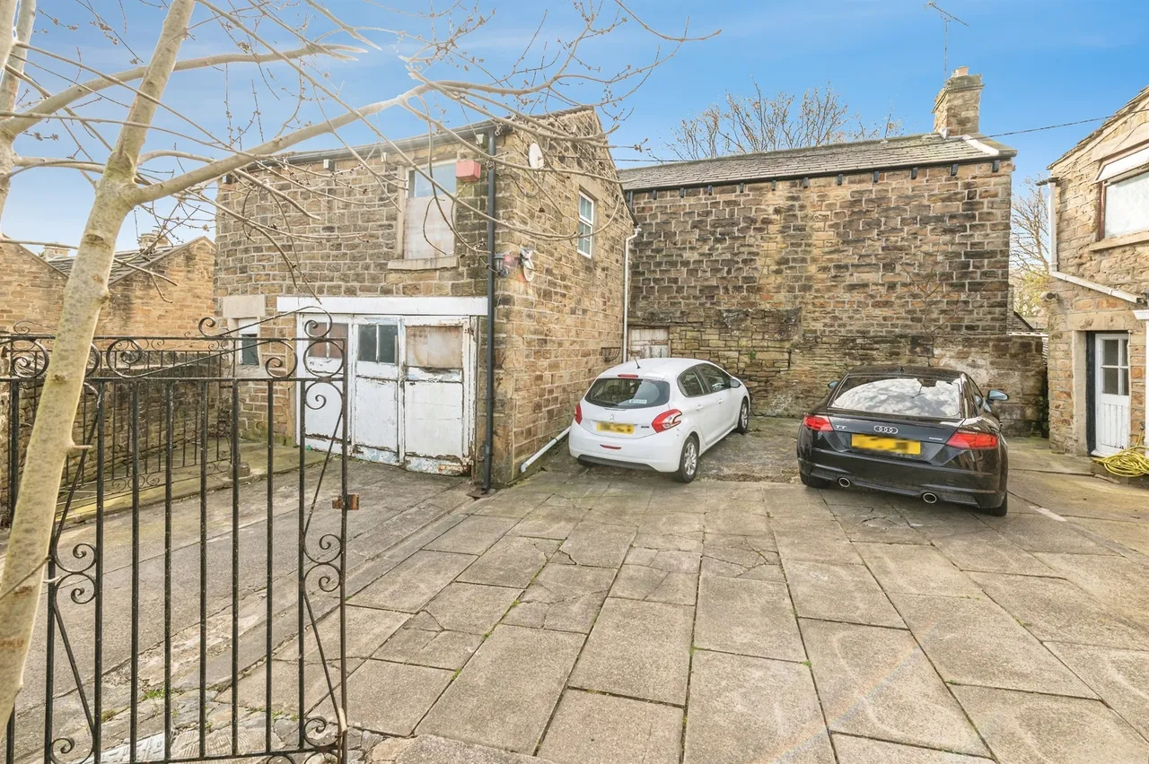 11a Combs Road, Dewsbury, photo 2