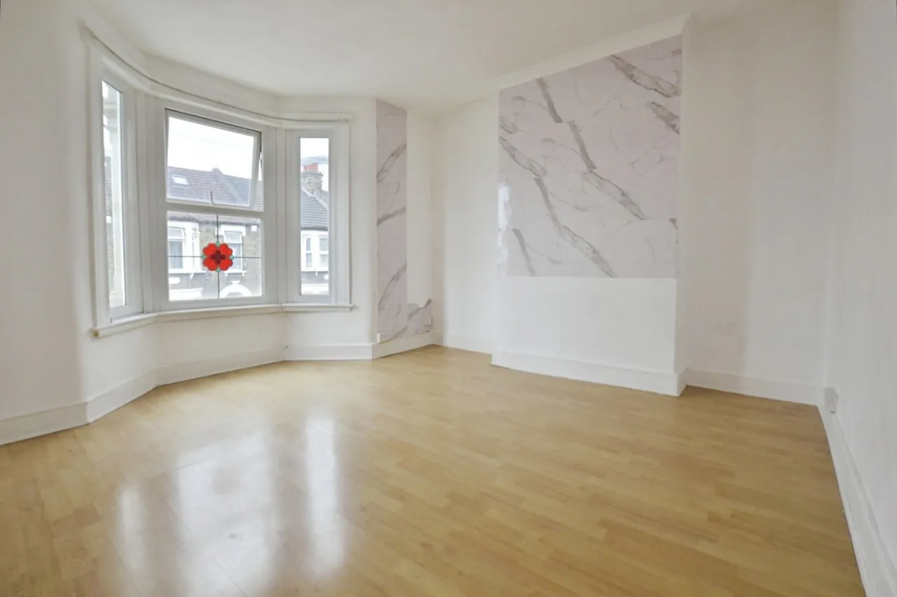 3 bed flat to rent, Kildare Road, London, E16