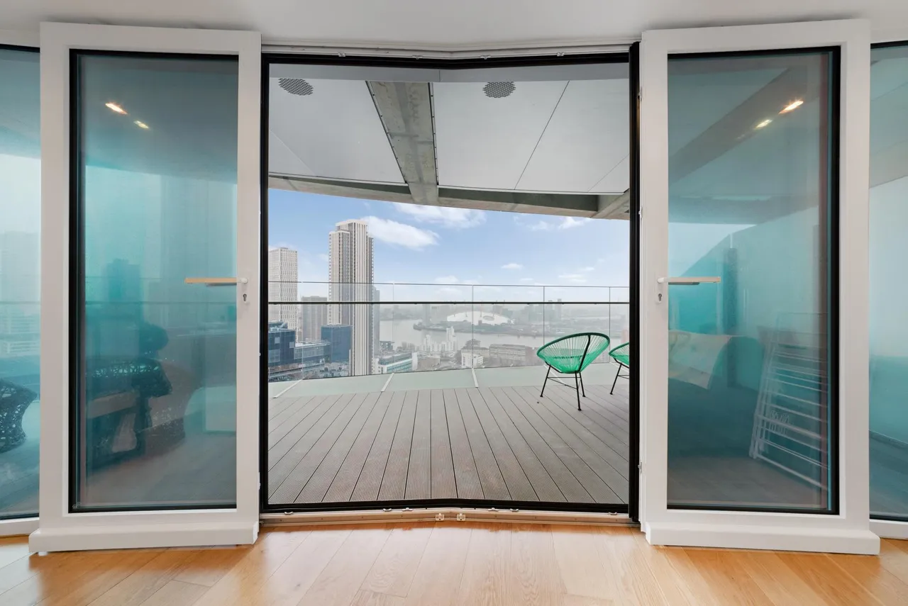Crossharbour Plaza, London, E14, photo 11