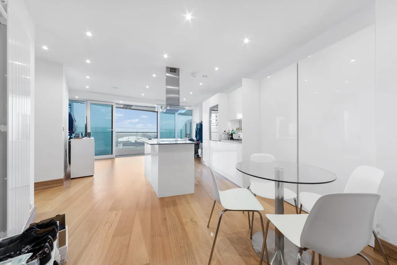 Crossharbour Plaza, London, E14, photo 4