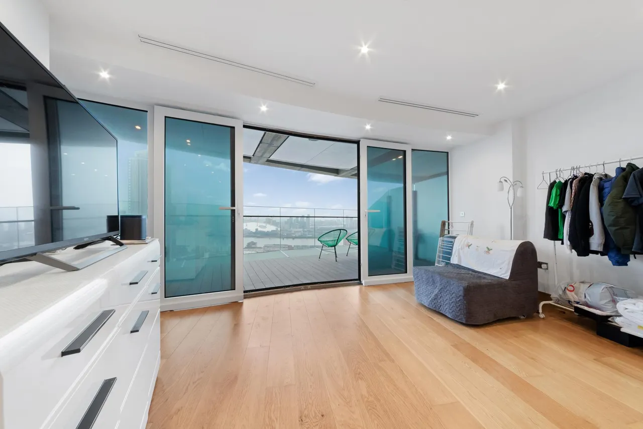 Crossharbour Plaza, London, E14, photo 6