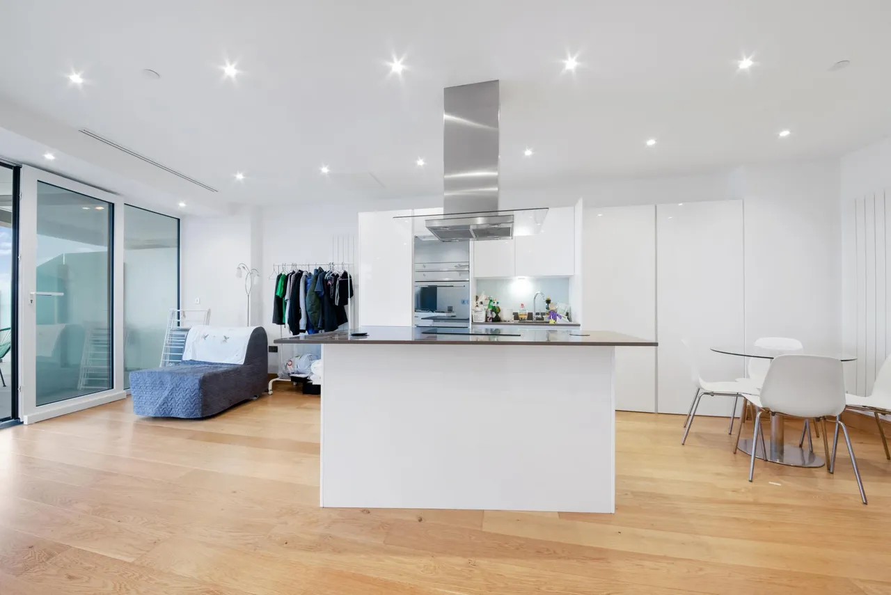 Crossharbour Plaza, London, E14, photo 5