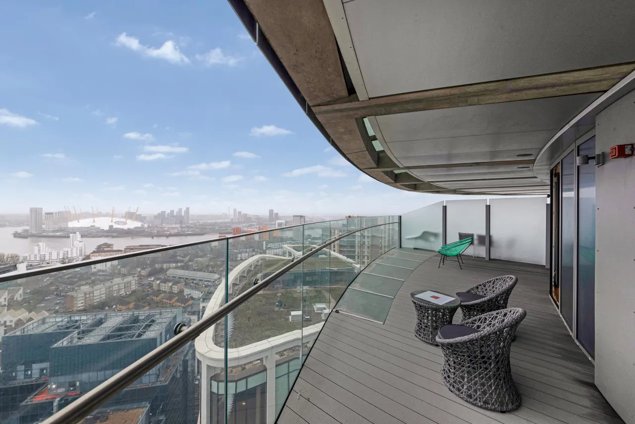 Crossharbour Plaza, London, E14, photo 13