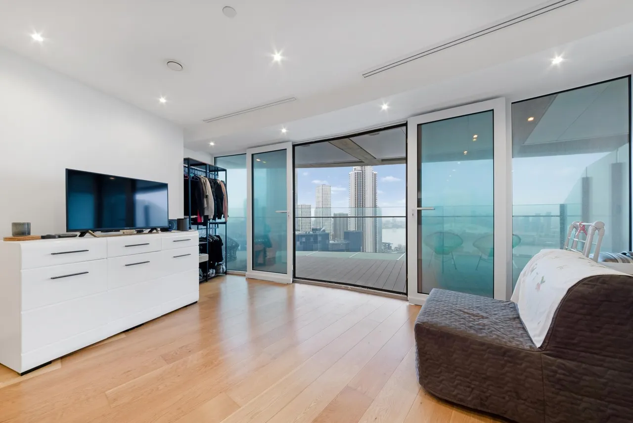 1 bed flat for sale, Crossharbour Plaza, London, E14
