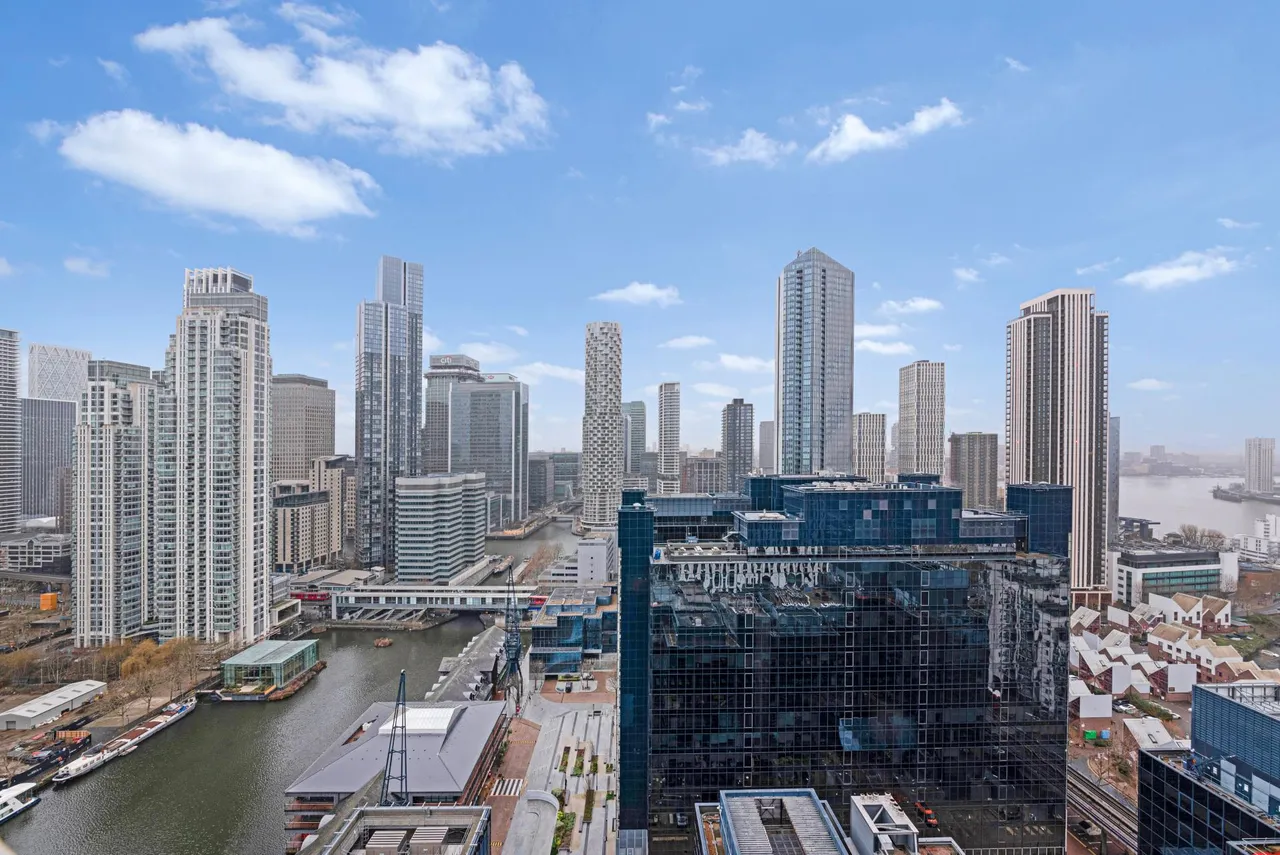 Crossharbour Plaza, London, E14, photo 14