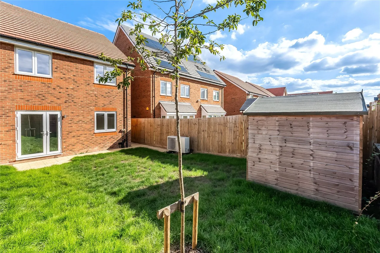 Tulip Road, Chertsey, KT16, photo 9