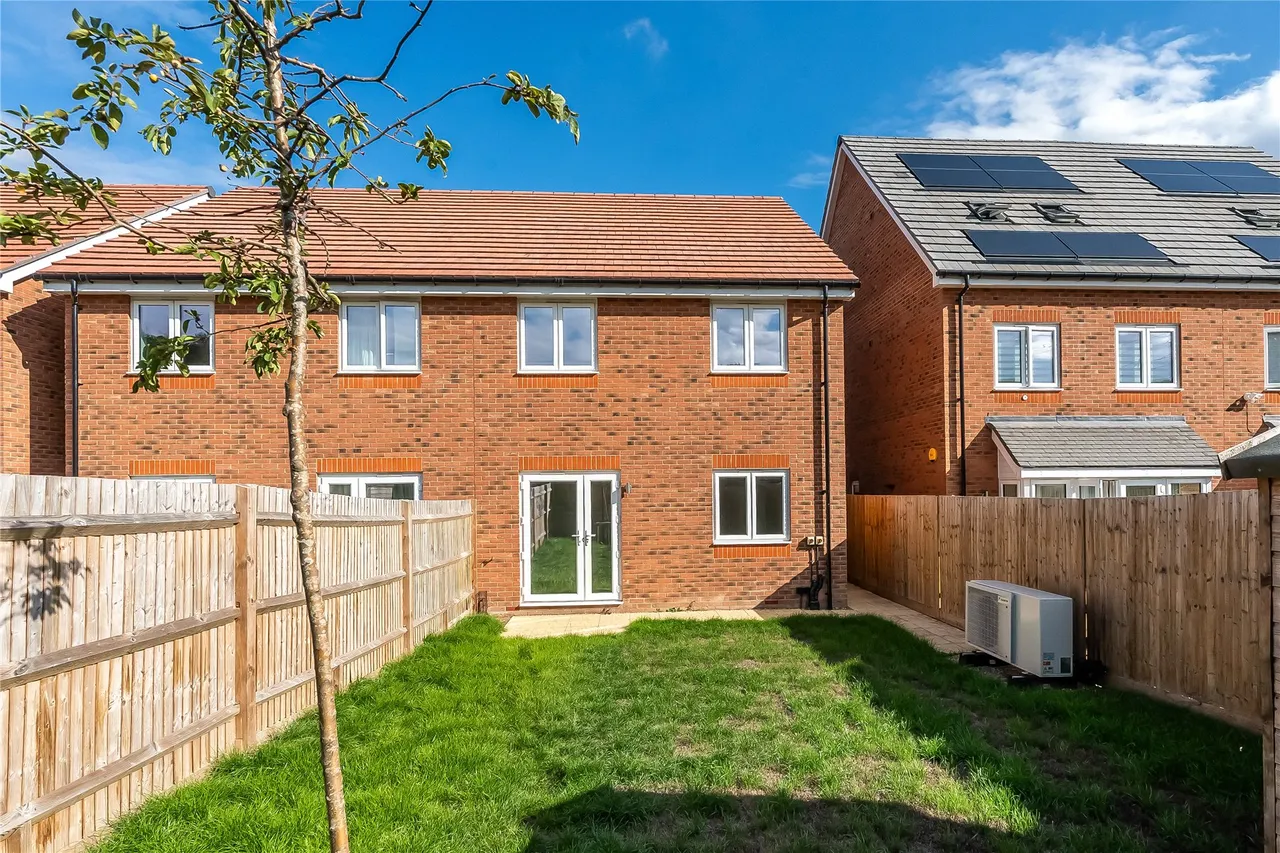 Tulip Road, Chertsey, KT16, photo 5