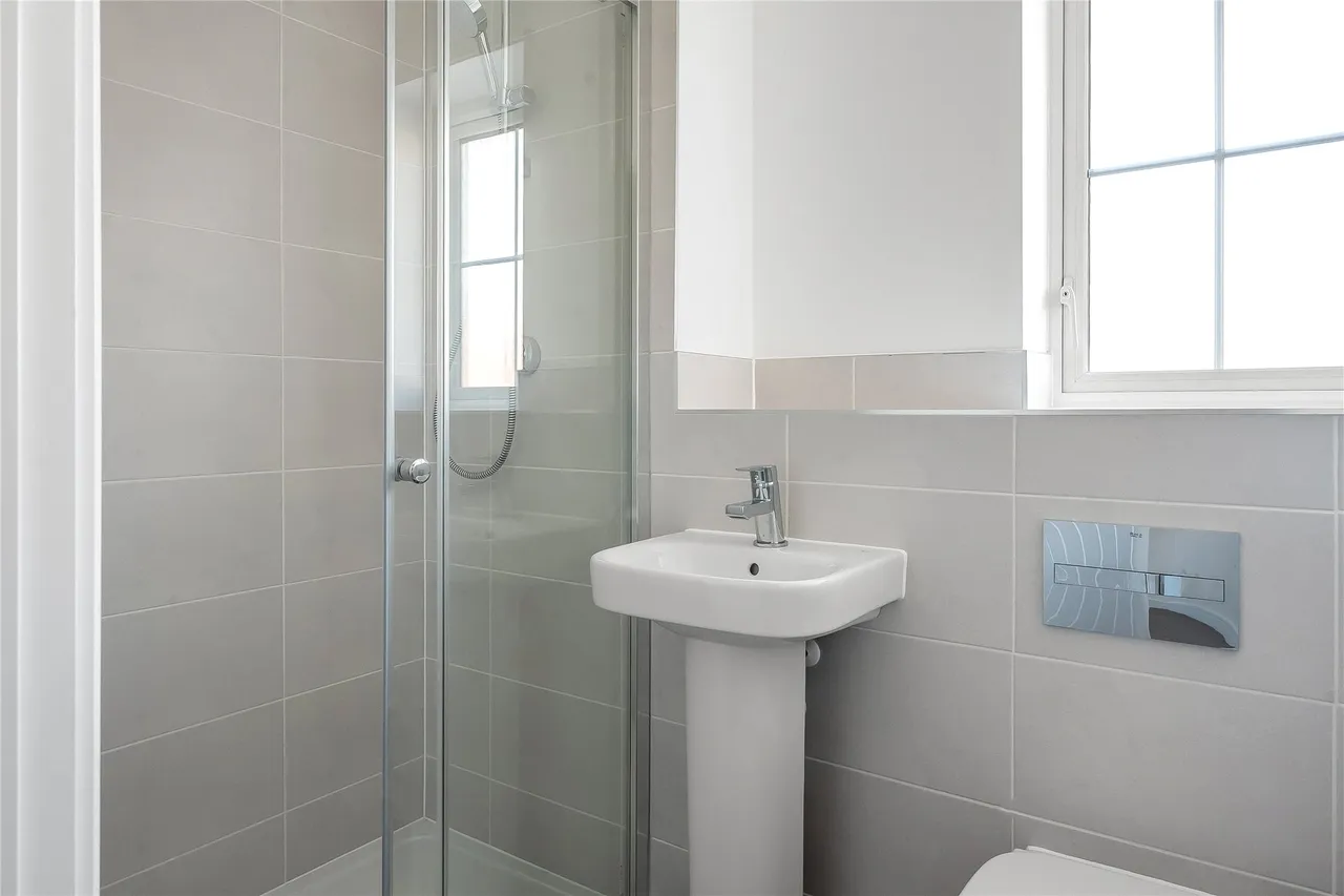 Tulip Road, Chertsey, KT16, photo 11