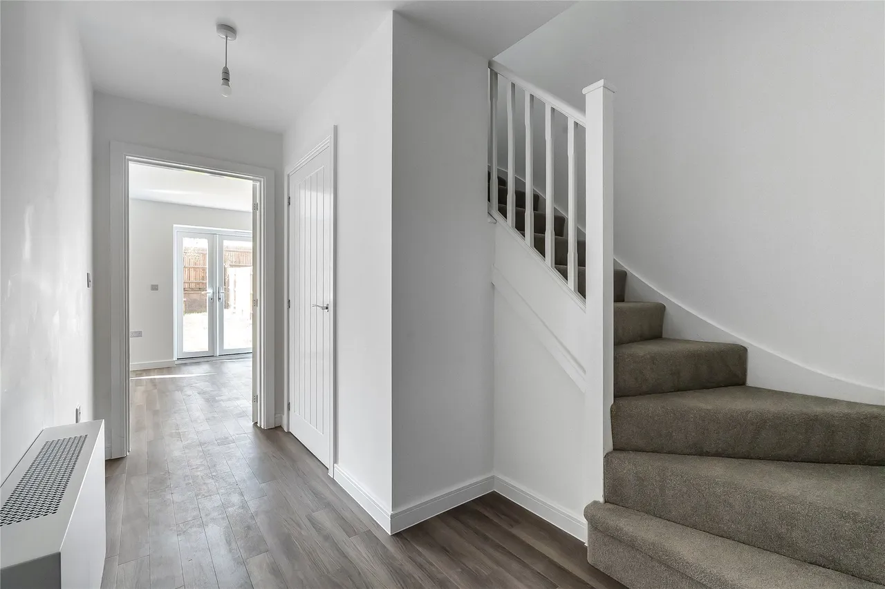 Tulip Road, Chertsey, KT16, photo 8