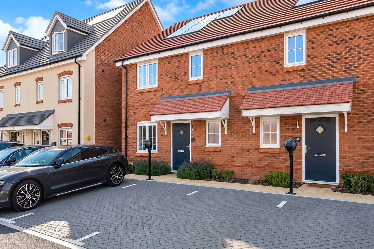 3 bed house for sale, Tulip Road, Chertsey, KT16